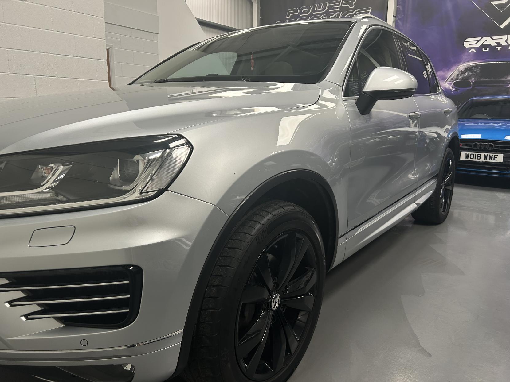 Volkswagen Touareg 3.0 TDI V6 BlueMotion Tech R-Line SUV 5dr Diesel Tiptronic 4WD Euro 6 (s/s) (262 ps)