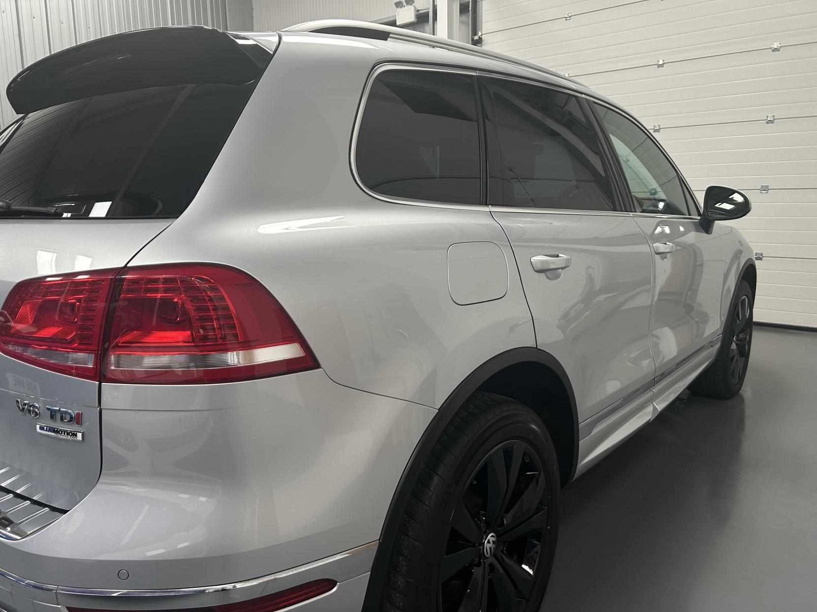 Volkswagen Touareg 3.0 TDI V6 BlueMotion Tech R-Line SUV 5dr Diesel Tiptronic 4WD Euro 6 (s/s) (262 ps)