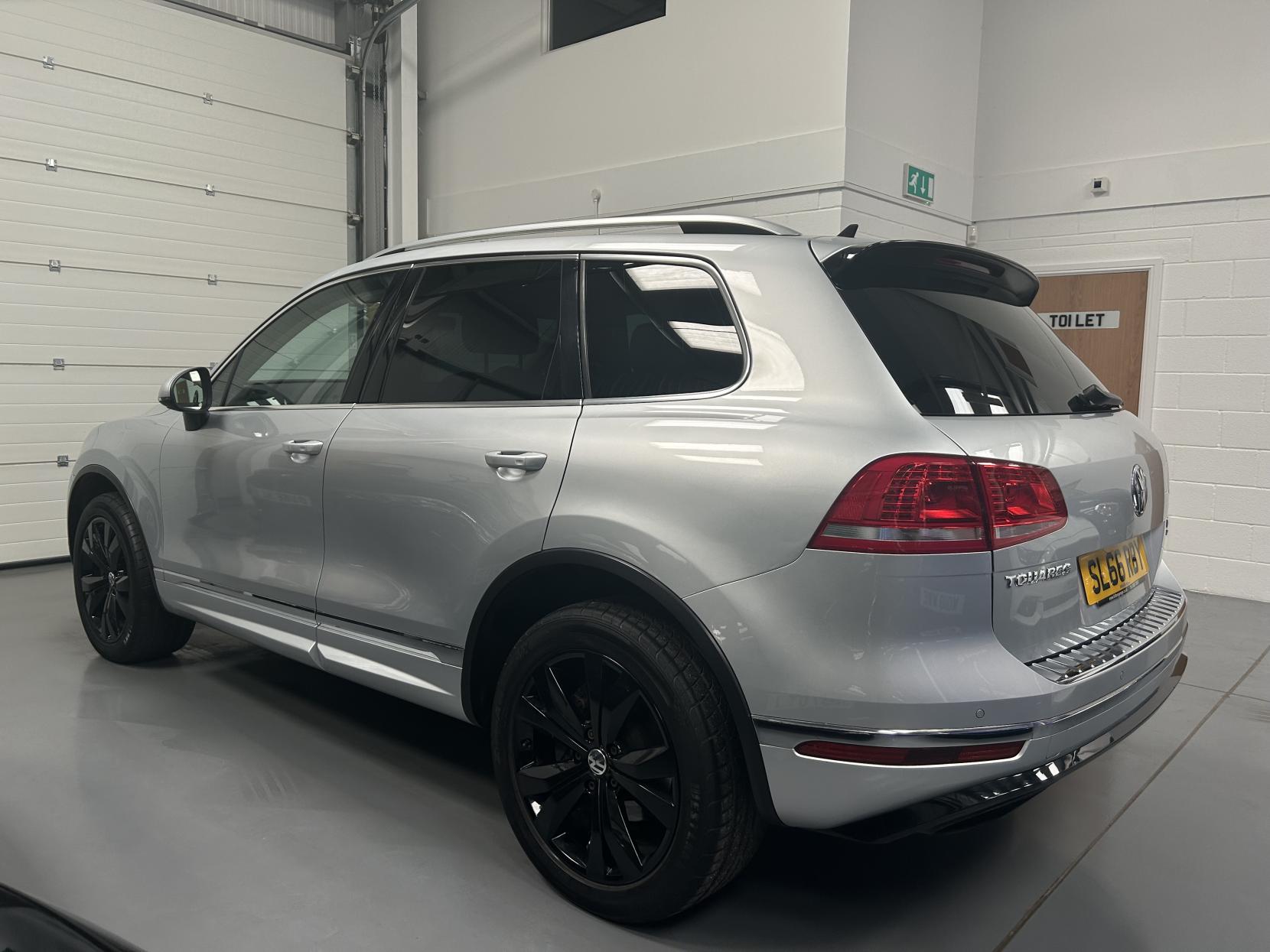 Volkswagen Touareg 3.0 TDI V6 BlueMotion Tech R-Line SUV 5dr Diesel Tiptronic 4WD Euro 6 (s/s) (262 ps)