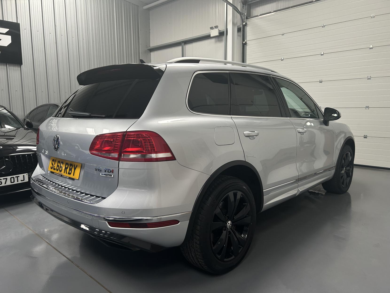 Volkswagen Touareg 3.0 TDI V6 BlueMotion Tech R-Line SUV 5dr Diesel Tiptronic 4WD Euro 6 (s/s) (262 ps)