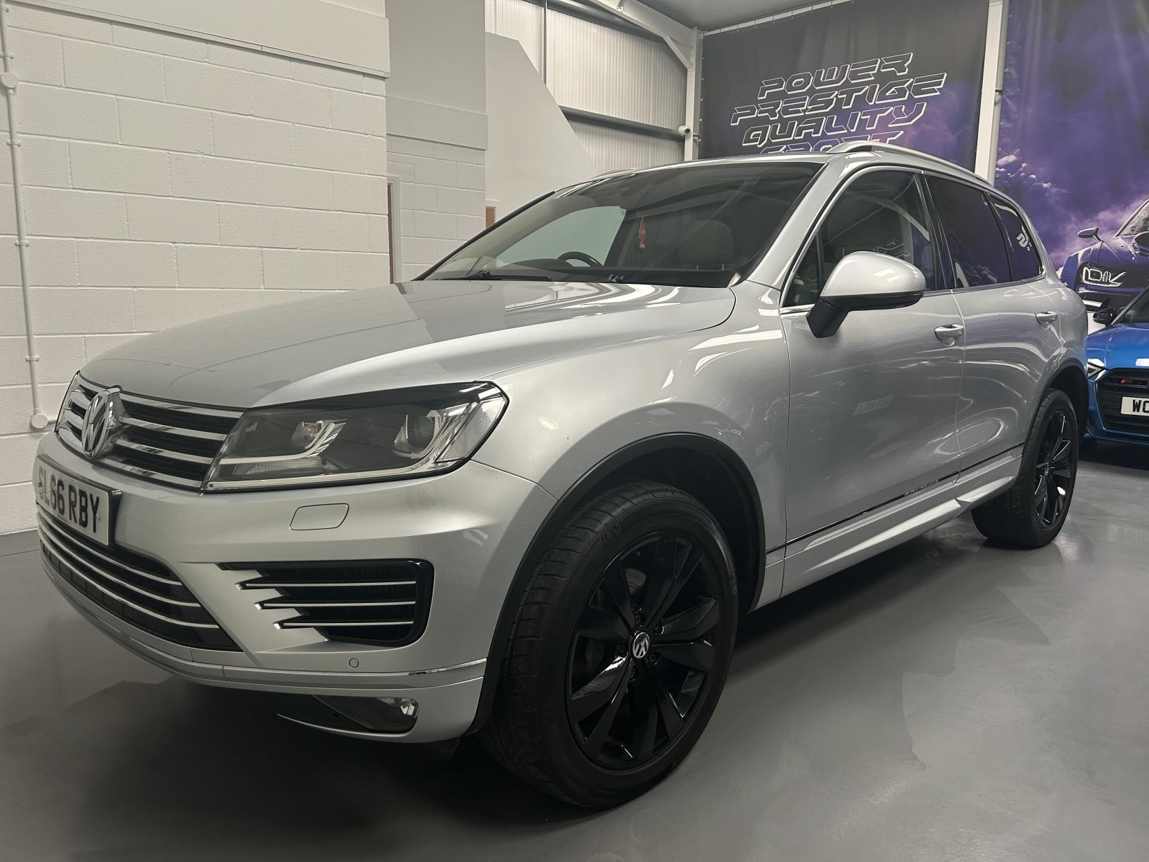 Volkswagen Touareg 3.0 TDI V6 BlueMotion Tech R-Line SUV 5dr Diesel Tiptronic 4WD Euro 6 (s/s) (262 ps)