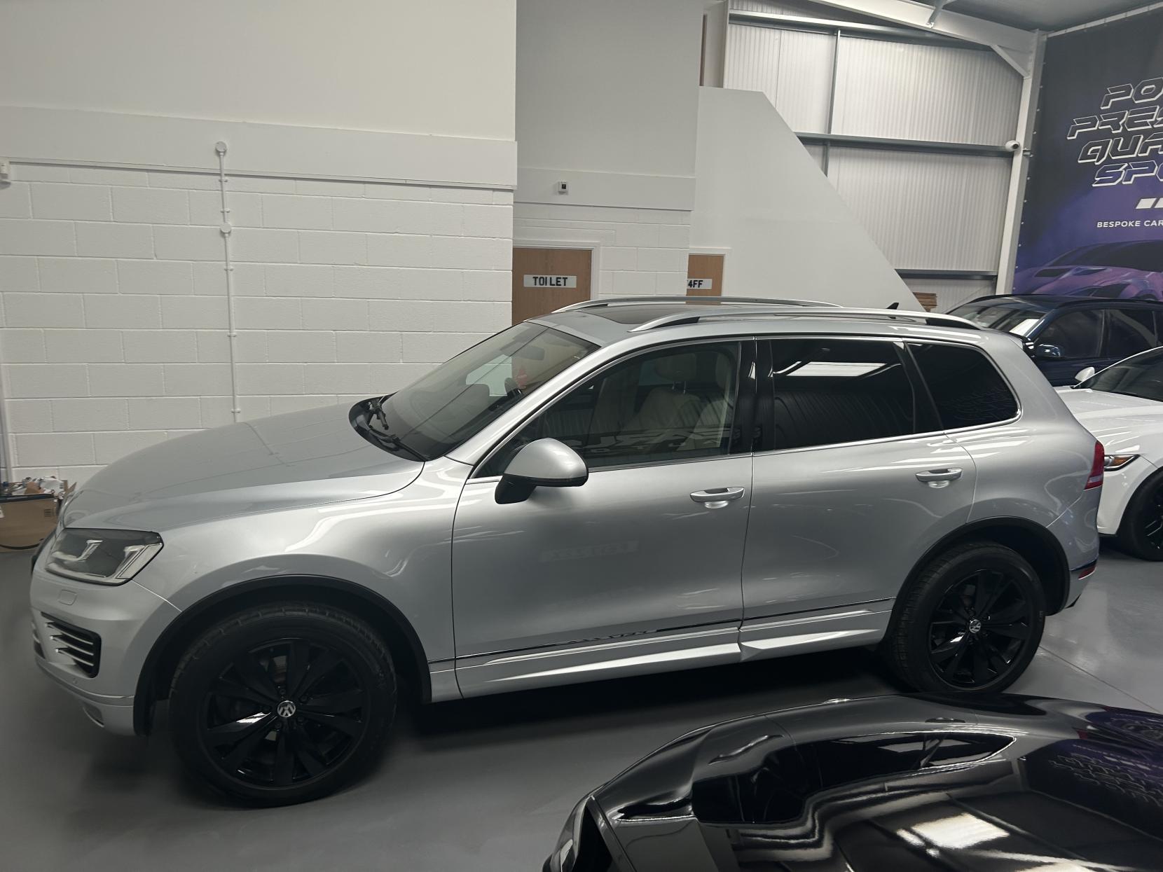 Volkswagen Touareg 3.0 TDI V6 BlueMotion Tech R-Line SUV 5dr Diesel Tiptronic 4WD Euro 6 (s/s) (262 ps)