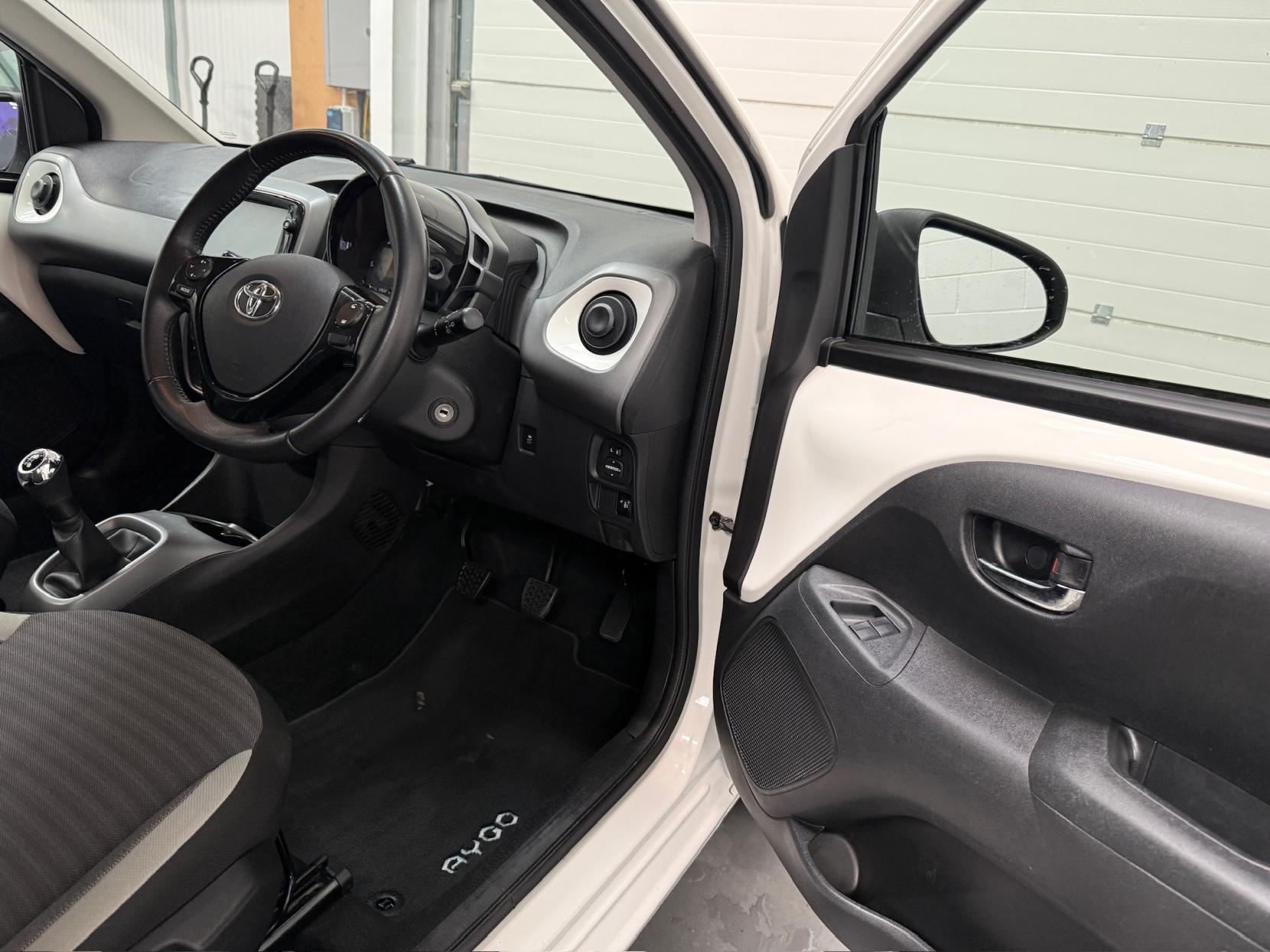 Toyota AYGO 1.0 VVT-i x-play Hatchback 5dr Petrol Manual Euro 6 (71 ps)