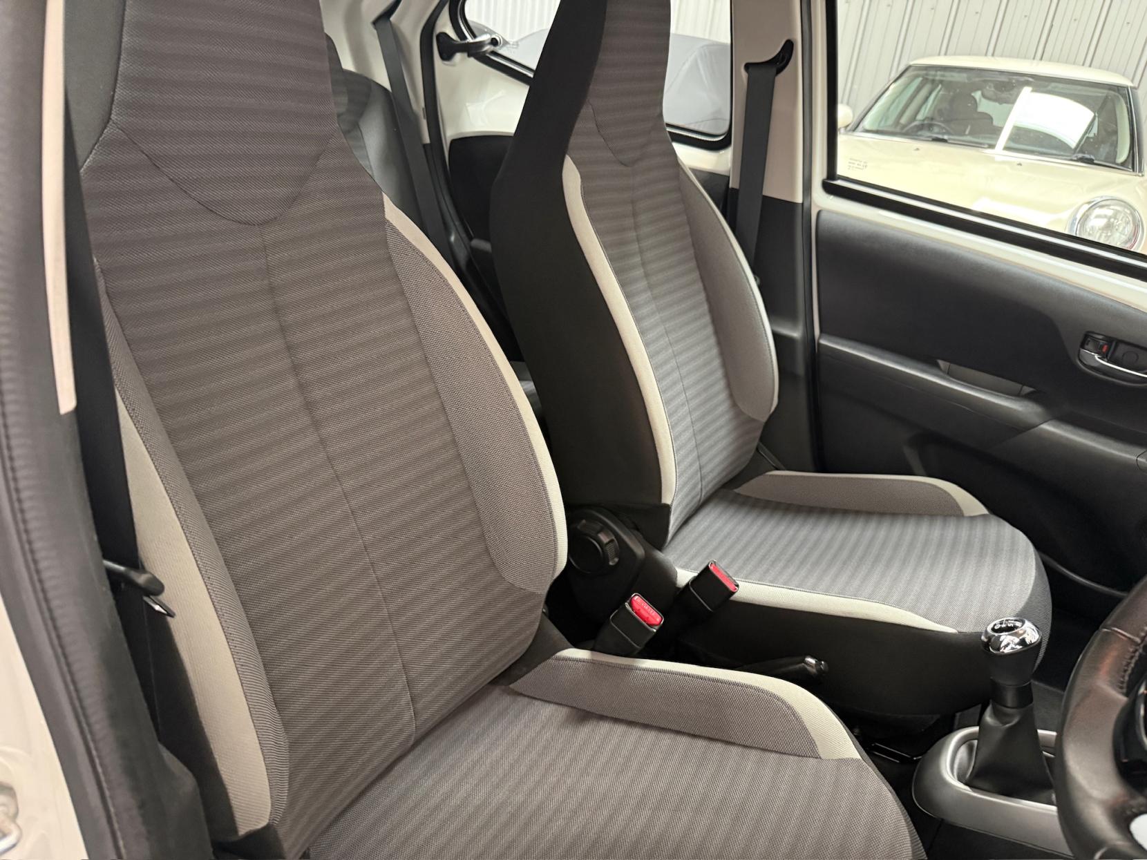 Toyota AYGO 1.0 VVT-i x-play Hatchback 5dr Petrol Manual Euro 6 (71 ps)