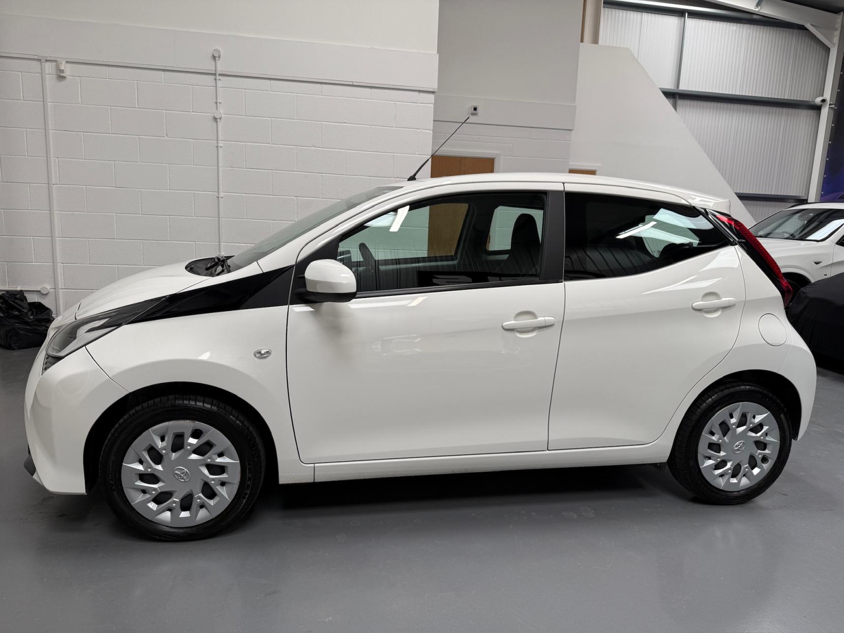 Toyota AYGO 1.0 VVT-i x-play Hatchback 5dr Petrol Manual Euro 6 (71 ps)