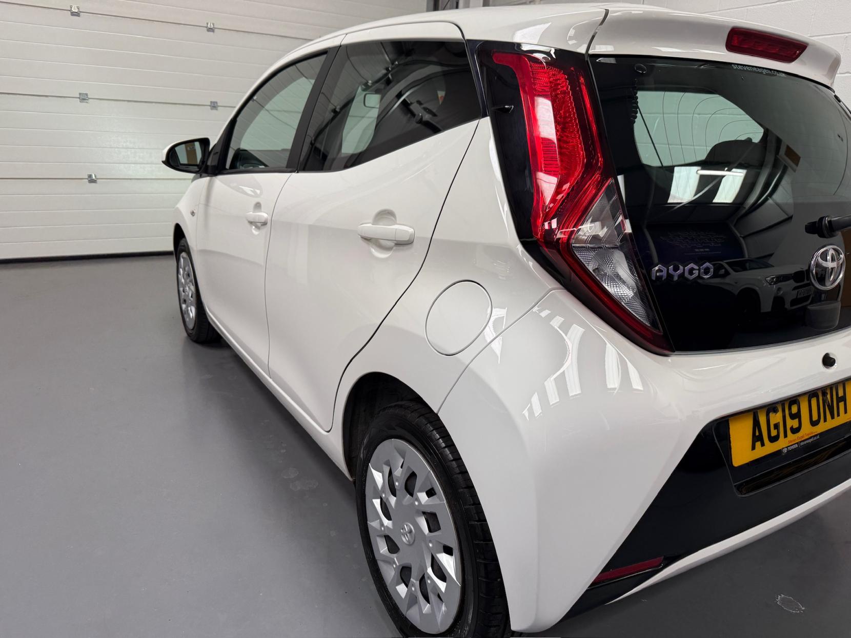 Toyota AYGO 1.0 VVT-i x-play Hatchback 5dr Petrol Manual Euro 6 (71 ps)