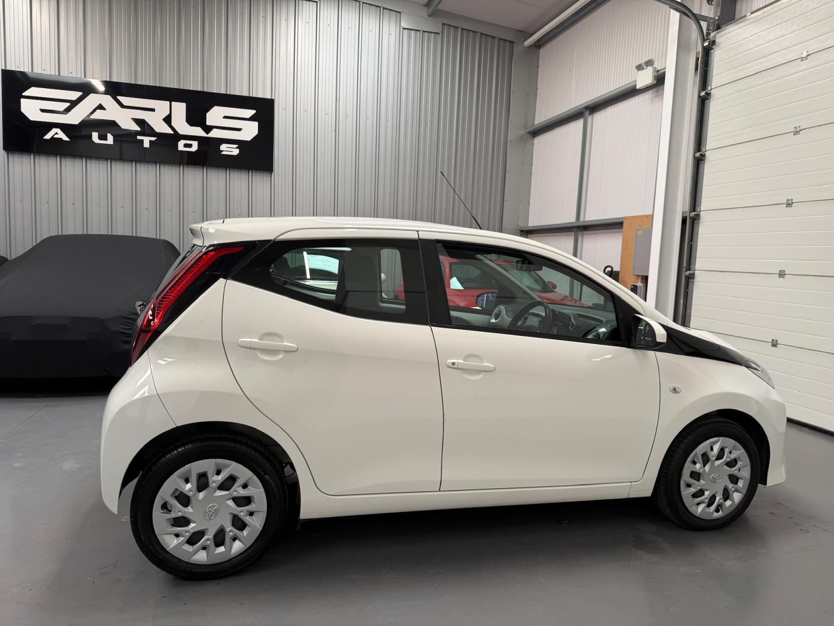 Toyota AYGO 1.0 VVT-i x-play Hatchback 5dr Petrol Manual Euro 6 (71 ps)