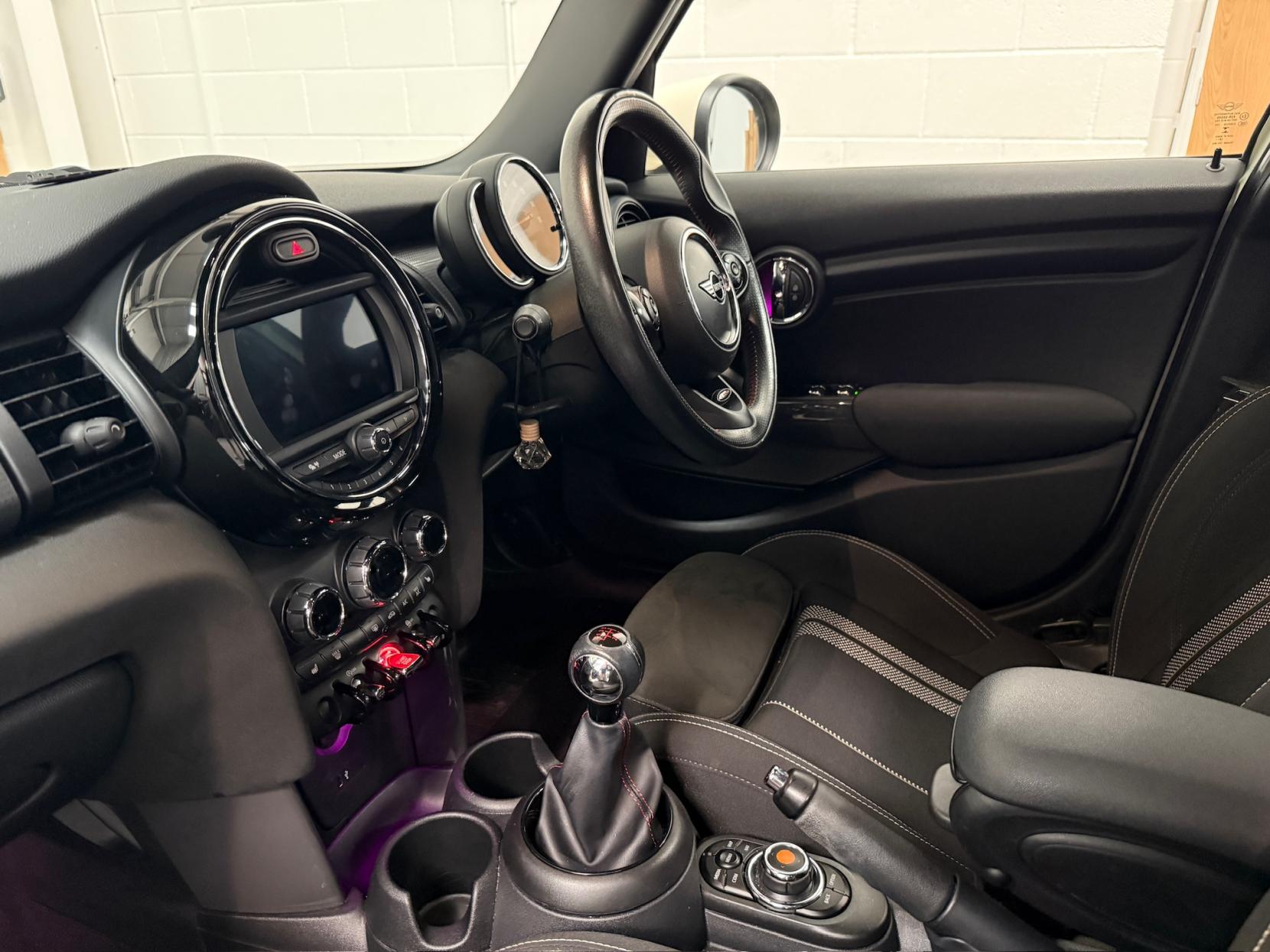 MINI Hatch 1.5 Cooper Sport Hatchback 5dr Petrol Manual Euro 6 (s/s) (136 ps)