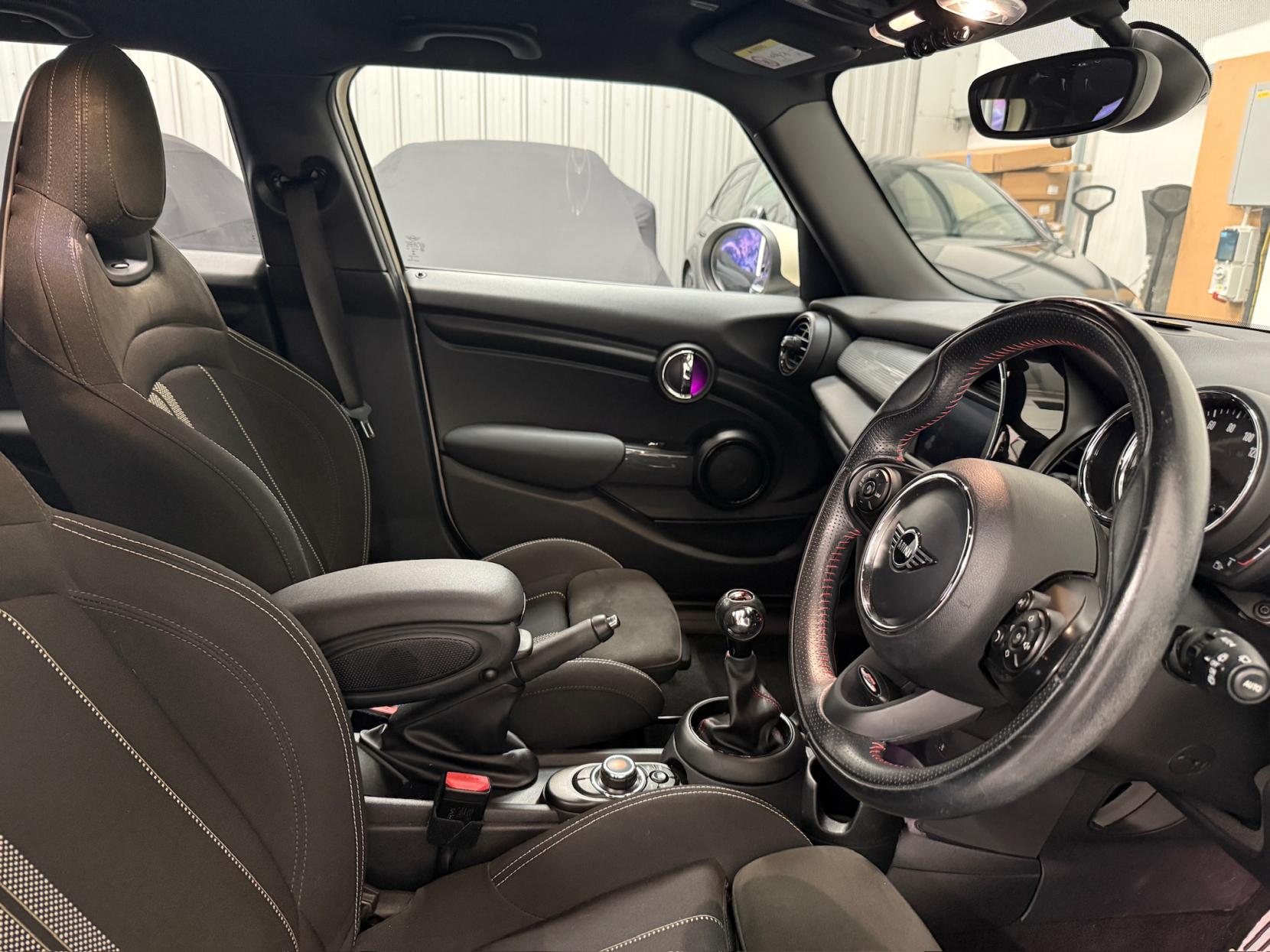 MINI Hatch 1.5 Cooper Sport Hatchback 5dr Petrol Manual Euro 6 (s/s) (136 ps)