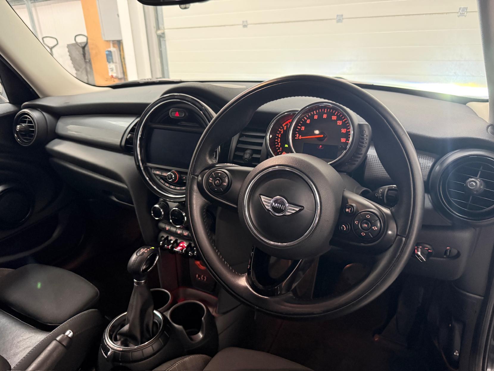 MINI Hatch 1.5 Cooper Hatchback 5dr Petrol Auto Euro 6 (s/s) (136 ps)