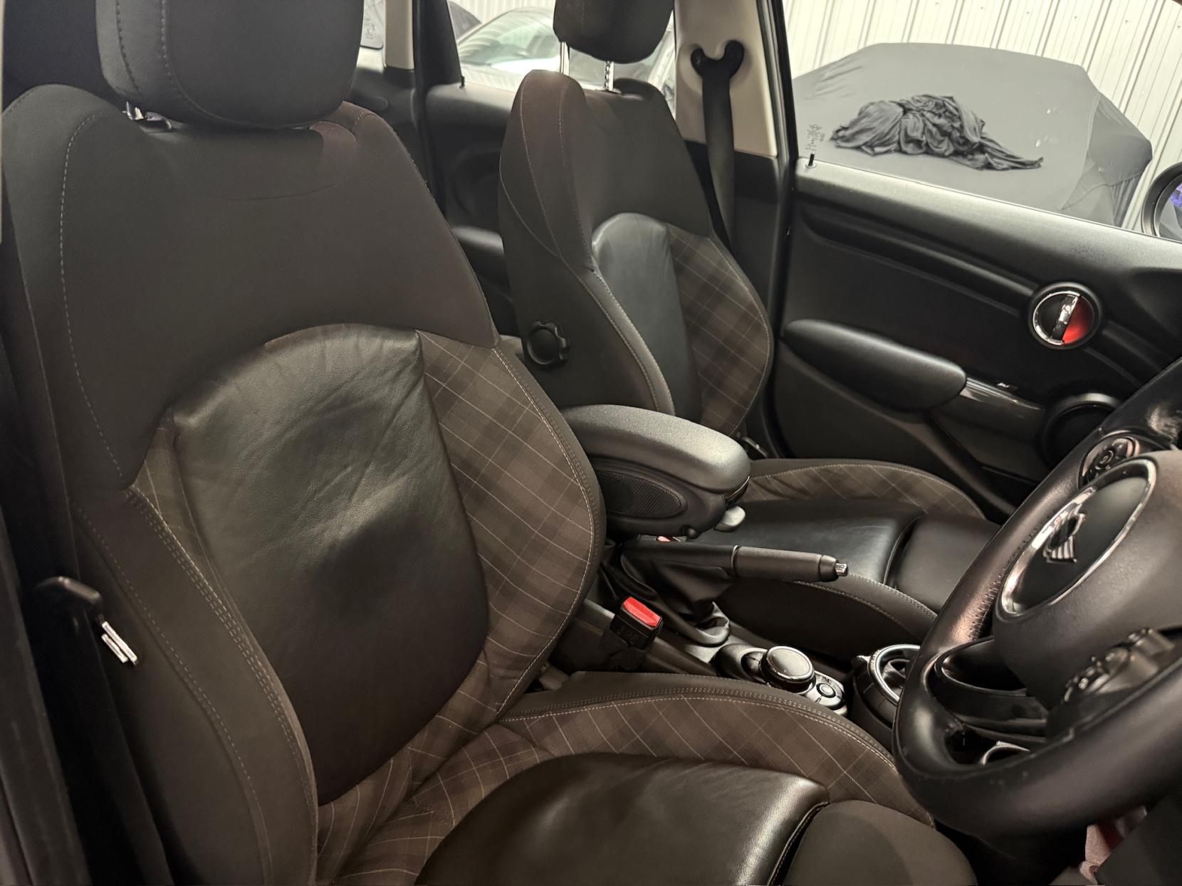 MINI Hatch 1.5 Cooper Hatchback 5dr Petrol Auto Euro 6 (s/s) (136 ps)