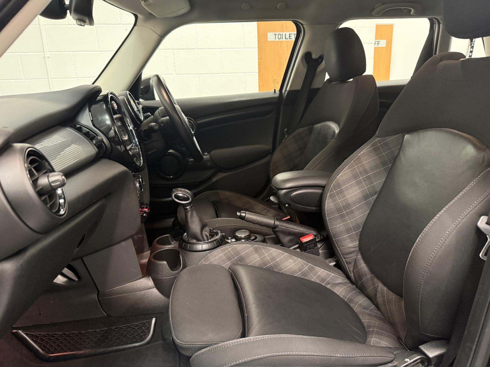 MINI Hatch 1.5 Cooper Hatchback 5dr Petrol Auto Euro 6 (s/s) (136 ps)